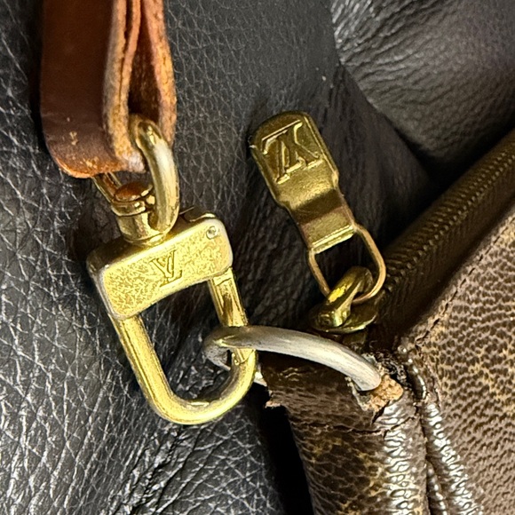 LV Monogram Pochette Crossbody - Picture 4 of 16